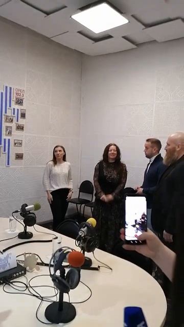 Юморные ведущие умеют развеселить перед эфиром  #алев?