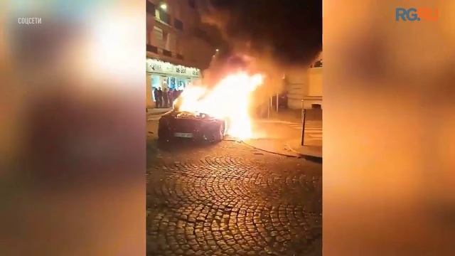 В Париже машина въехала в толпу болельщиков