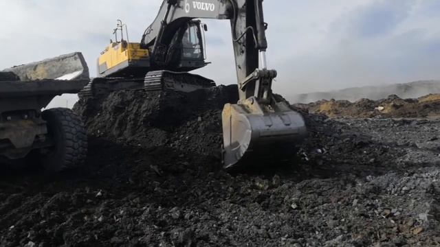 Погрузка грунта в самосвал