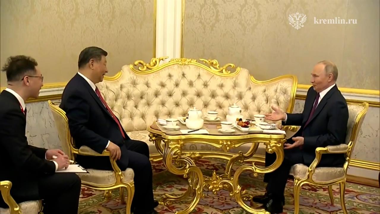 Путин и Си Цзиньпин проводят встречу тет-а-тет в формате чаепития: видео