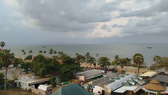 Утренний вид с балкона отеля Grand Jomtien Palace.