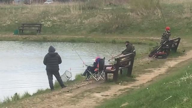 поимка форели у юного рыбака