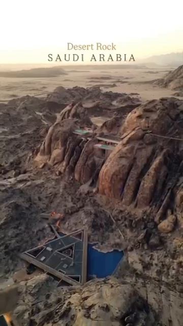 В Саудовской Аравии открылся уникальный вырубленный в скале отель Desert Rock Resort