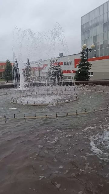 Фонтан возле бассейна Олимп