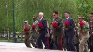 В Александровском саду в преддверии Великой Победы возложили цветы к Могиле Неизвестного Солдата.