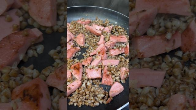 Жареная колбаса с гречкой на завтрак