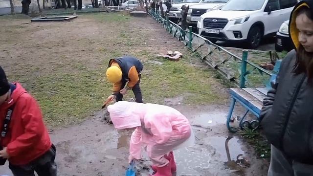 3.05.25 г.пришла с матча. Лиса гуляет,а я знакомлюсь с местными детками. Мама деток разрешила съёмку