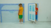 Влад и Никита Крис учится помогать семье и играет с аппаратом со сладостями