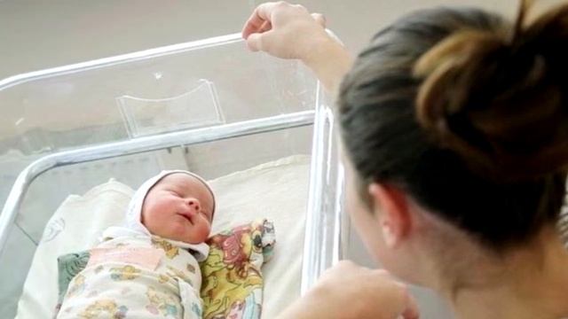 Родила двоих, но забрала из роддома только сына. Дочь не нужна — она некрасивая! И вот почему…