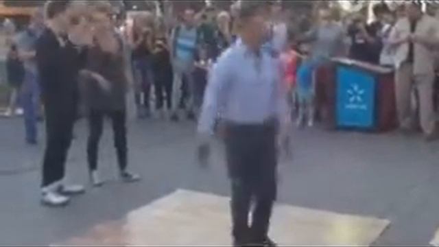 Ляшко танцует брэйк данс на Крещатике