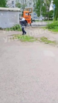 Вот так моют асфальт на улице Димитрова около большого магнита