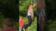 Танцы между грядок. #танцуютвсе #сыновья #сестра #огоро