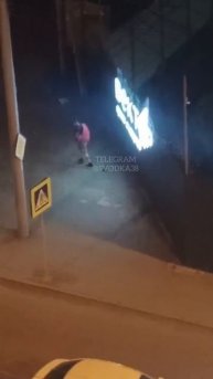 В ночь с 8 на 9 мая какой-то мужчина испортил вывеску на заборе в строящемся ЖК на Трилиссера - Лебе