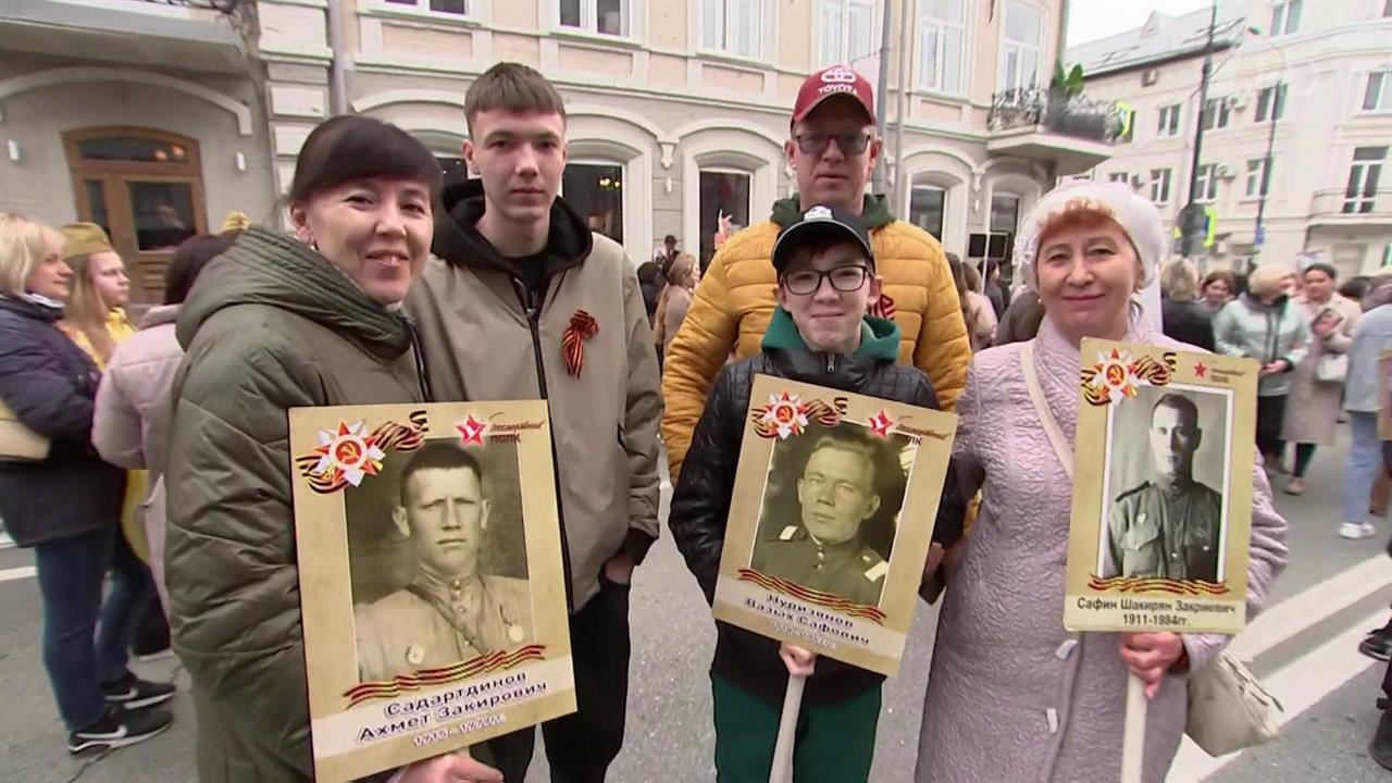 В Казани проходит масштабное шествие "Бессмертного полка"