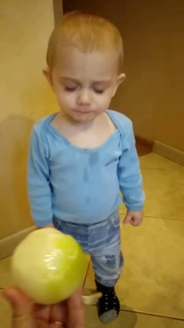 Ребенок ест лук
