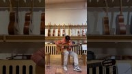 Ученик тестирует новую гитару