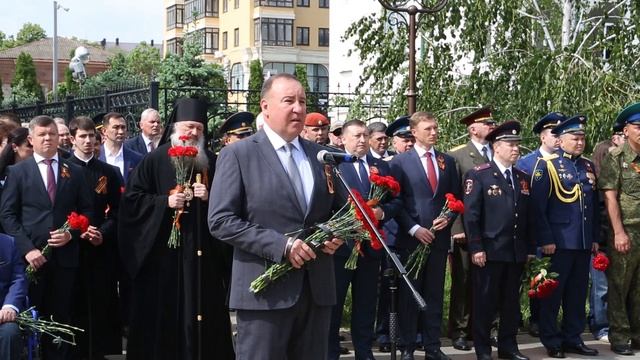 Помним и гордимся в Армавире в парке Победы утром 9 мая к мемориалу возложили цветы