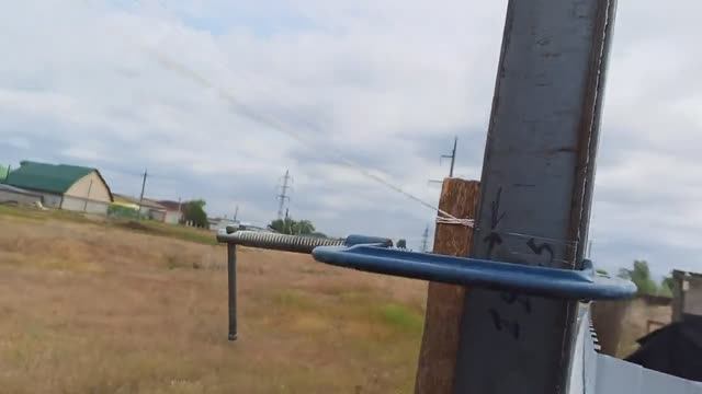 Пробурил лунки под столбы . Начинаю бетонировать столбы .