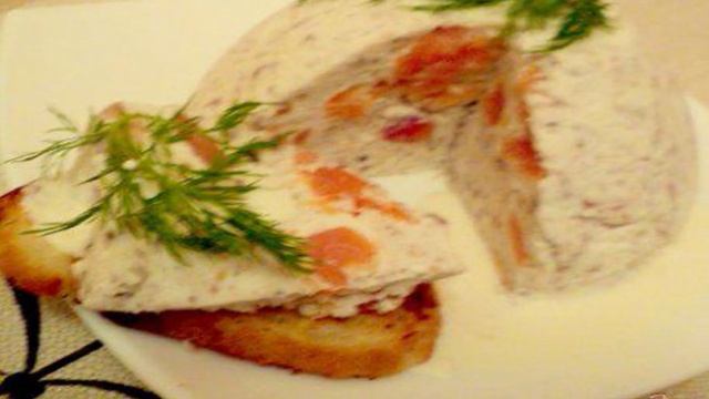 Сформато из слабосоленой семги под соусом.