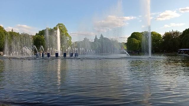 Парк Горького Москва. Звучит музыка музыкального фонтана ко дню победы.