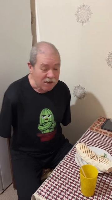 КАК ВЫ ПЬЁТЕ ИЛИ ЕДИТЕ БЕЗ РУК? 🤣😱 #shorts