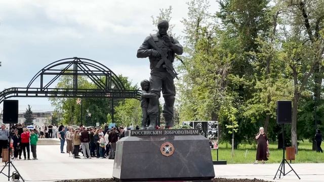 20 молодых стражей правопорядка присягнули на верность Отечеству в День Победы в центре Луганска