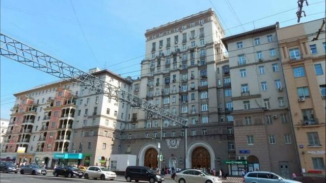 Как людям живется в доме, который стоит прямо на станц?