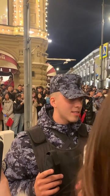 Китаянки на Красной площади признались в любви Росгвардейцу!
