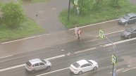 В Оренбурге мимо проходящий мужчина помог молодой маме с двумя детьми, взяв одного из них на руки, ч
