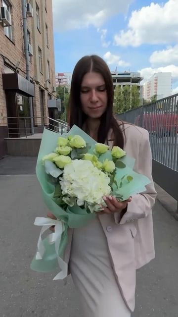 Букет с белой гортензией и эустомой#цветымосква
