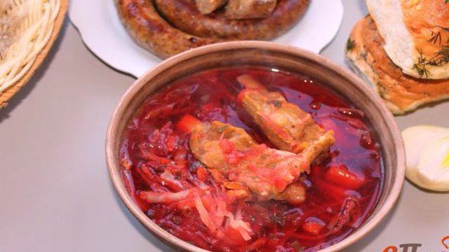 Свекольный борщ со свиными ребрами и копченой курицей