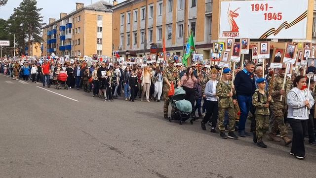 В Мысках открыл праздничный парад Бессмертный полк.
