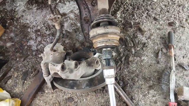как снять наружную гранату без кувалды на Ауди 80 б3