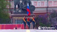 Почетный караул вносит на Красную площадь флаг России и Знамя Победы