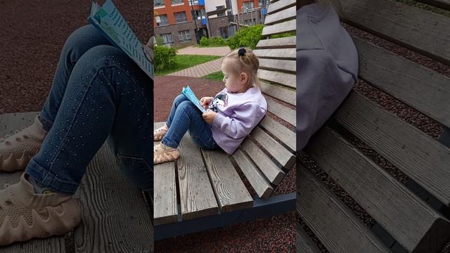 Даша читает книжку