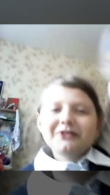 Люба и Арина любят есть булку
