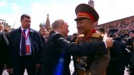 Путин ПРИВЕТСТВОВАЛ генералов из Северной Кореи на Красной площади