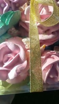 Коробочка розы и гортензии на фоне настоящего куста г?