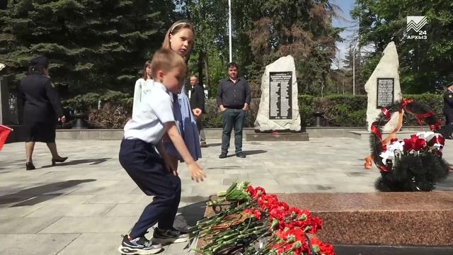 Глава КЧР Рашид Темрезов возложил цветы к вечному огню в Черкесске
