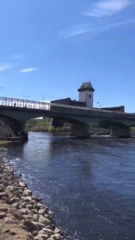 🔥Для жителей Эстонской Нарвы в Ивангороде установили два гигантских экрана, где транслировали мероп