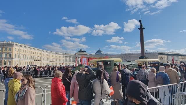 Много людей на Дворцовой площади 9 мая 2025г