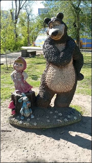 Маша и Медведь, персонажи из мультика в парке