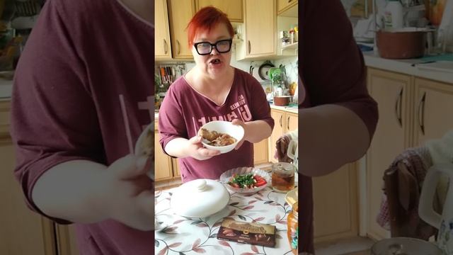 Ну вот и кушать))) у мамы день овсянки, а мне мяса пожалуйста))