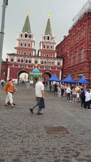 Встала в саму медленную очередь. Иду на Книжную ярмарк