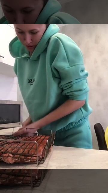 Гости вы есть хотите, нет !!! а хул@ домой не едёте.