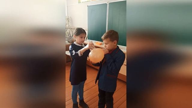 Фокус с воздушным шариком и стаканчиками-"прилипалами"