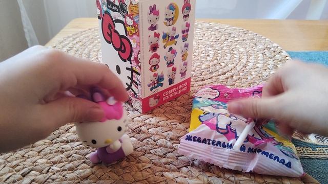 Распаковка коробочки Hello Kitty. Игрушка и сладости внутри. Выпуск № 1.