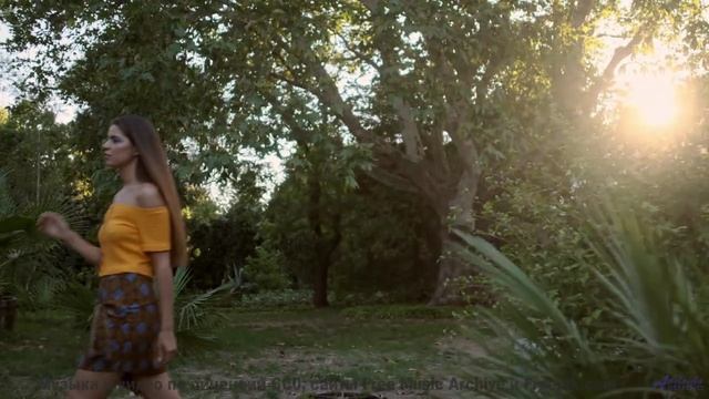 Музыка качает внутри, как буря качает облака - Lulu -- Ayla Nereo -- Play Me a Time