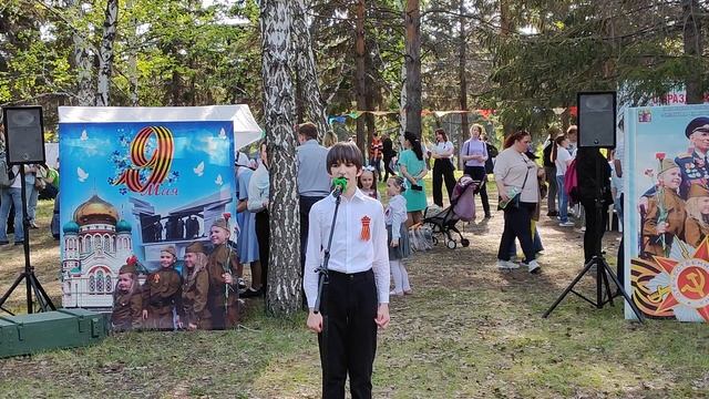 Роберт Рождественский - А мы не стали памяти перечить