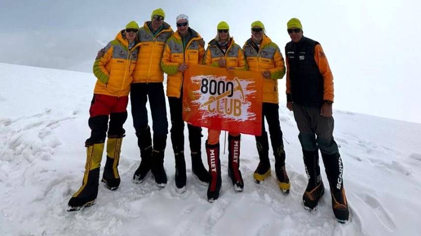 Дхаулагири, Лагерь-2, высота 6200 м. Группа празднует День рождения Игоря Смирнова и День Победы